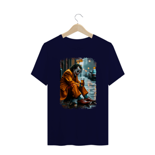 Nome do produto Camiseta Plus Size Coringa Bebendo Cerveja - Modelo 1
