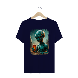 Nome do produto Camiseta Plus Size Ufologia Modelo 2 - Alienígena Bebendo Cerveja