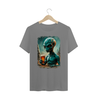 Nome do produto Camiseta Plus Size Ufologia Modelo 2 - Alienígena Bebendo Cerveja