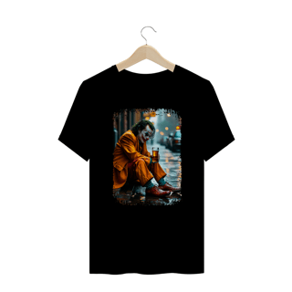 Nome do produto Camiseta Plus Size Coringa Bebendo Cerveja - Modelo 1