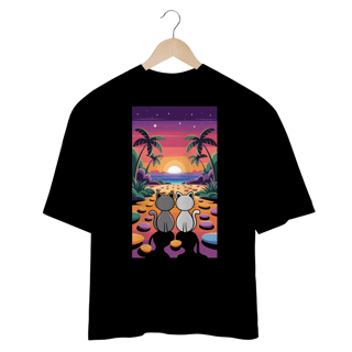 Nome do produto Camiseta Oversized Estampa de Gatos  pôr do sol em uma praia.
