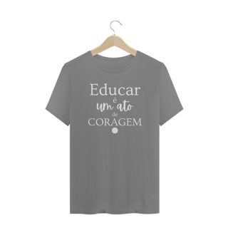 Nome do produto Camiseta Plus Size Educar é um ato de CORAGEM