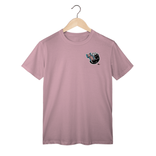 Camisa Gatinho segurando a bandeira Trans