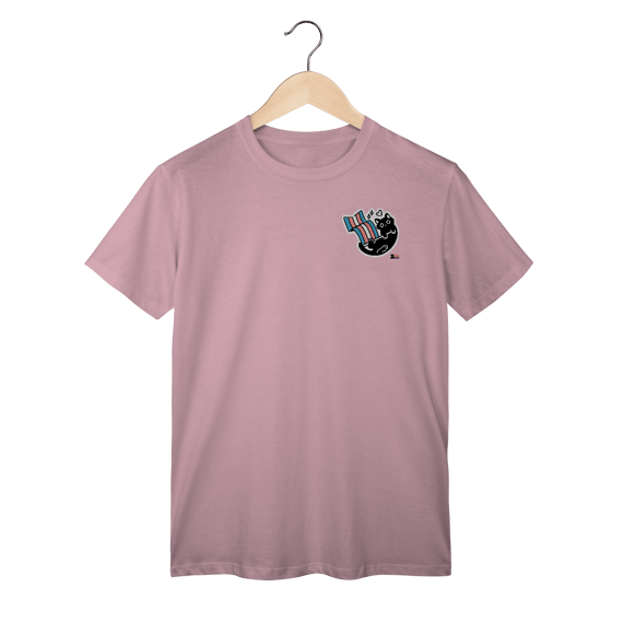 Camisa Gatinho segurando a bandeira Trans