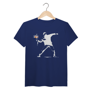 Nome do produto Flower Thrower (White) - Banksy (Algodão Peruano)