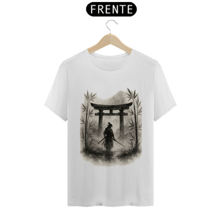 Nome do produto Camiseta Samurai Zen – Torii entre nuvem e bambus