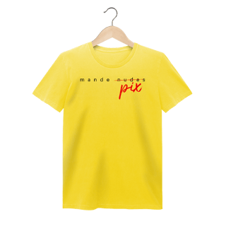 Nome do produto Camiseta (estonada feminina) engraçada com a frase “Mande Pix” — uma sátira inteligente da cultura de flerte digital. Presente criativo e divertido para solteiros, casais e namorados