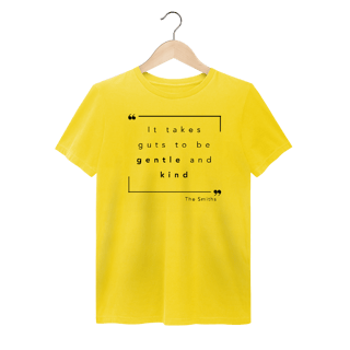 Nome do produto Camiseta estonada “IT TAKES GUTS TO BE GENTLE AND KIND” The Smiths — poesia, coragem e delicadeza impressas no peito