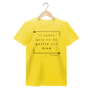 Nome do produto Camiseta Estonada “IT TAKES GUTS TO BE GENTLE AND KIND” The Smiths — poesia, coragem e delicadeza impressas no peito
