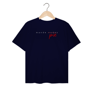 Nome do produto Camiseta Plus size  engraçada com a frase “Mande Pix” — uma sátira inteligente da cultura de flerte digital. Presente criativo e divertido para solteiros, casais e namorados