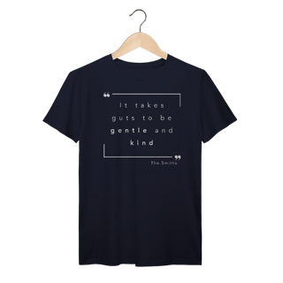 Nome do produto Camiseta  “IT TAKES GUTS TO BE GENTLE AND KIND” The Smiths — poesia, coragem e delicadeza impressas no peito