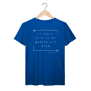 Nome do produto Camiseta  “IT TAKES GUTS TO BE GENTLE AND KIND” The Smiths — poesia, coragem e delicadeza impressas no peito