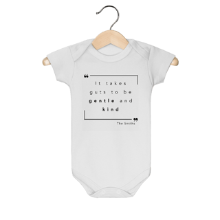 Nome do produto Body de bebê “IT TAKES GUTS TO BE GENTLE AND KIND” The Smiths — poesia, coragem e delicadeza impressas no peito