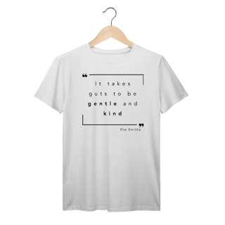 Nome do produto Camiseta  “IT TAKES GUTS TO BE GENTLE AND KIND” The Smiths — poesia, coragem e delicadeza impressas no peito