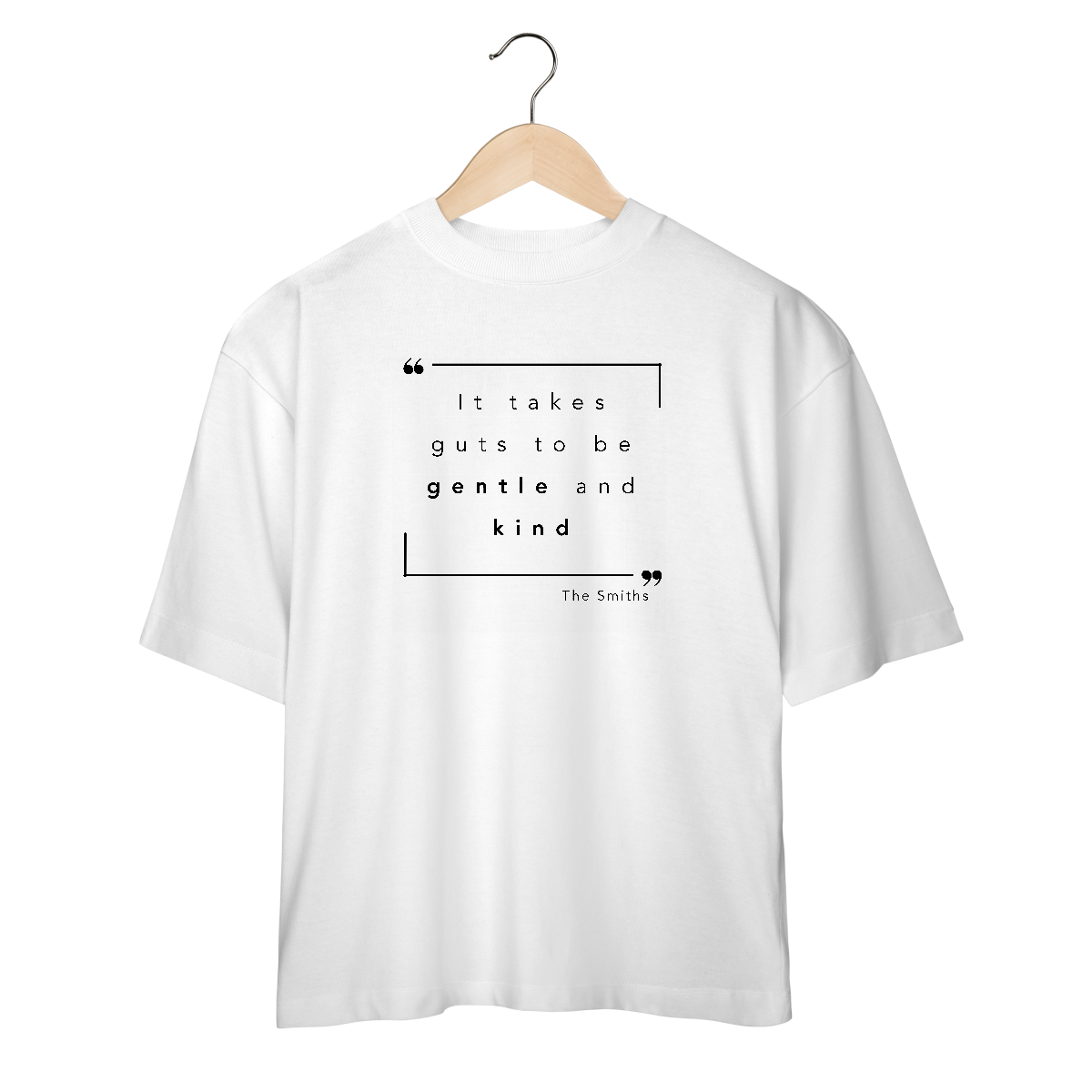 Nome do produto: Camiseta Oversized “IT TAKES GUTS TO BE GENTLE AND KIND” The Smiths — poesia, coragem e delicadeza impressas no peito