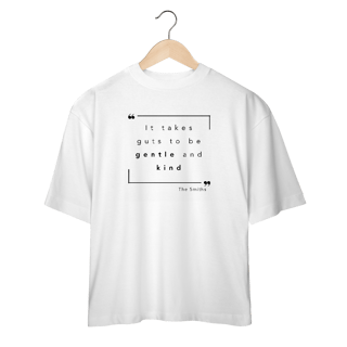 Camiseta Oversized “IT TAKES GUTS TO BE GENTLE AND KIND” The Smiths — poesia, coragem e delicadeza impressas no peito