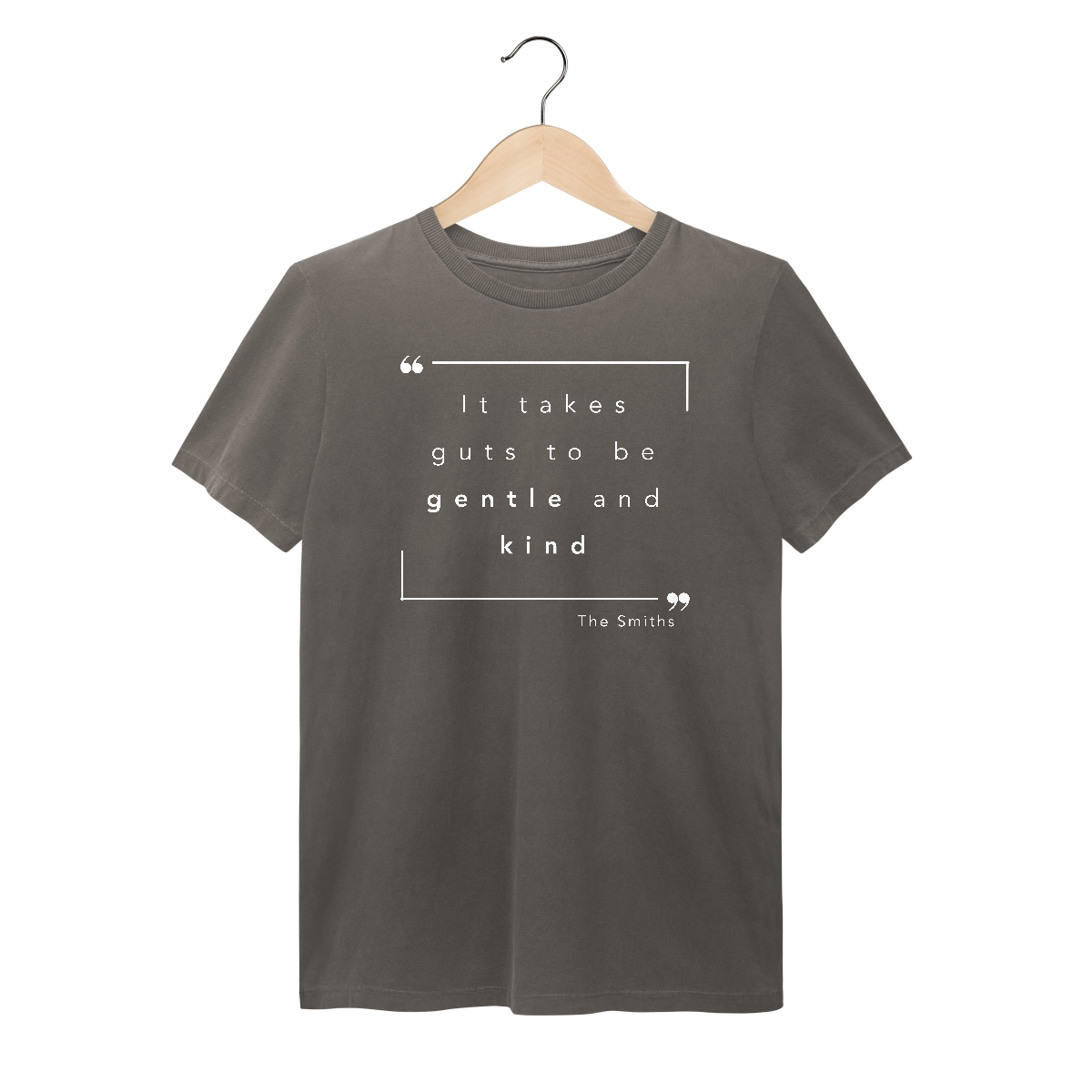 Nome do produto: Camiseta estonada “IT TAKES GUTS TO BE GENTLE AND KIND” The Smiths — poesia, coragem e delicadeza impressas no peito