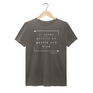 Camiseta estonada “IT TAKES GUTS TO BE GENTLE AND KIND” The Smiths — poesia, coragem e delicadeza impressas no peito