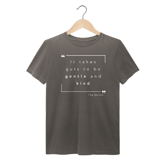 Camiseta estonada “IT TAKES GUTS TO BE GENTLE AND KIND” The Smiths — poesia, coragem e delicadeza impressas no peito