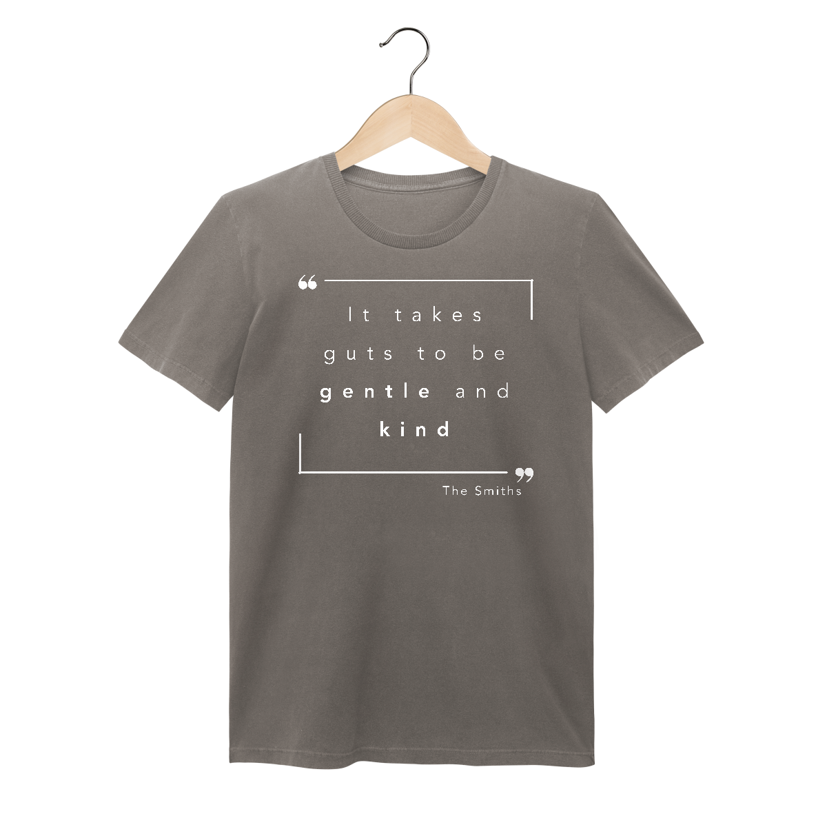 Nome do produto: Camiseta Estonada “IT TAKES GUTS TO BE GENTLE AND KIND” The Smiths — poesia, coragem e delicadeza impressas no peito