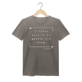 Nome do produto Camiseta Estonada “IT TAKES GUTS TO BE GENTLE AND KIND” The Smiths — poesia, coragem e delicadeza impressas no peito
