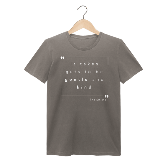 Camiseta Estonada “IT TAKES GUTS TO BE GENTLE AND KIND” The Smiths — poesia, coragem e delicadeza impressas no peito