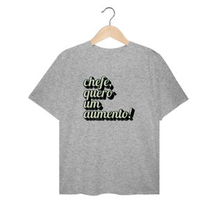 Nome do produto Camiseta Plus Size engraçada com a frase “Chefe, quero um aumento!”. Presente criativo para colega de trabalho, estagiário ou chefe com bom humor.