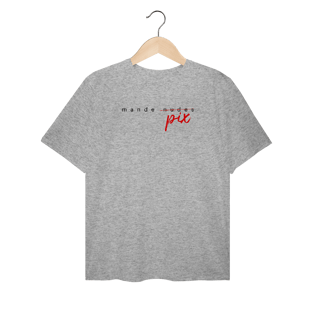 Nome do produto Camiseta Plus size  engraçada com a frase “Mande Pix” — uma sátira inteligente da cultura de flerte digital. Presente criativo e divertido para solteiros, casais e namorados