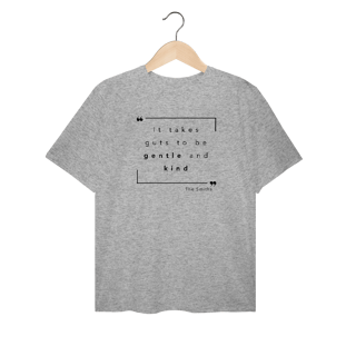 Nome do produto Camiseta Plus size  “IT TAKES GUTS TO BE GENTLE AND KIND” The Smiths — poesia, coragem e delicadeza impressas no peito