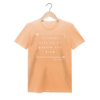 Nome do produto Camiseta Estonada “IT TAKES GUTS TO BE GENTLE AND KIND” The Smiths — poesia, coragem e delicadeza impressas no peito