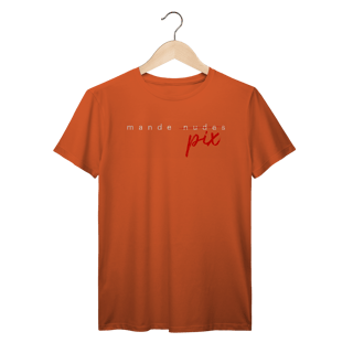 Nome do produto Camiseta engraçada com a frase “Mande Pix” — uma sátira inteligente da cultura de flerte digital. Presente criativo e divertido para solteiros, casais e namorados