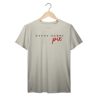Nome do produto Camiseta engraçada com a frase “Mande Pix” — uma sátira inteligente da cultura de flerte digital. Presente criativo e divertido para solteiros, casais e namorados