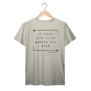 Nome do produto Camiseta  “IT TAKES GUTS TO BE GENTLE AND KIND” The Smiths — poesia, coragem e delicadeza impressas no peito