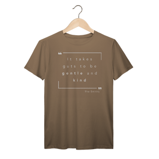 Nome do produto Camiseta  “IT TAKES GUTS TO BE GENTLE AND KIND” The Smiths — poesia, coragem e delicadeza impressas no peito