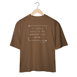 Nome do produto Camiseta Oversized “IT TAKES GUTS TO BE GENTLE AND KIND” The Smiths — poesia, coragem e delicadeza impressas no peito