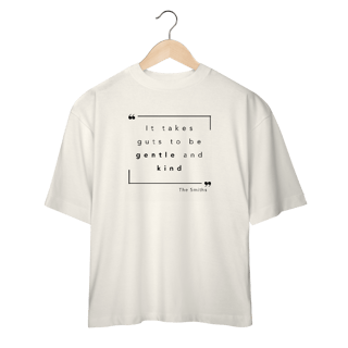 Nome do produto Camiseta Oversized “IT TAKES GUTS TO BE GENTLE AND KIND” The Smiths — poesia, coragem e delicadeza impressas no peito