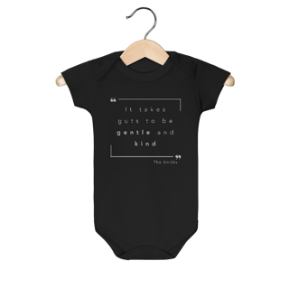 Body de bebê “IT TAKES GUTS TO BE GENTLE AND KIND” The Smiths — poesia, coragem e delicadeza impressas no peito