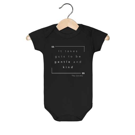 Body de bebê “IT TAKES GUTS TO BE GENTLE AND KIND” The Smiths — poesia, coragem e delicadeza impressas no peito