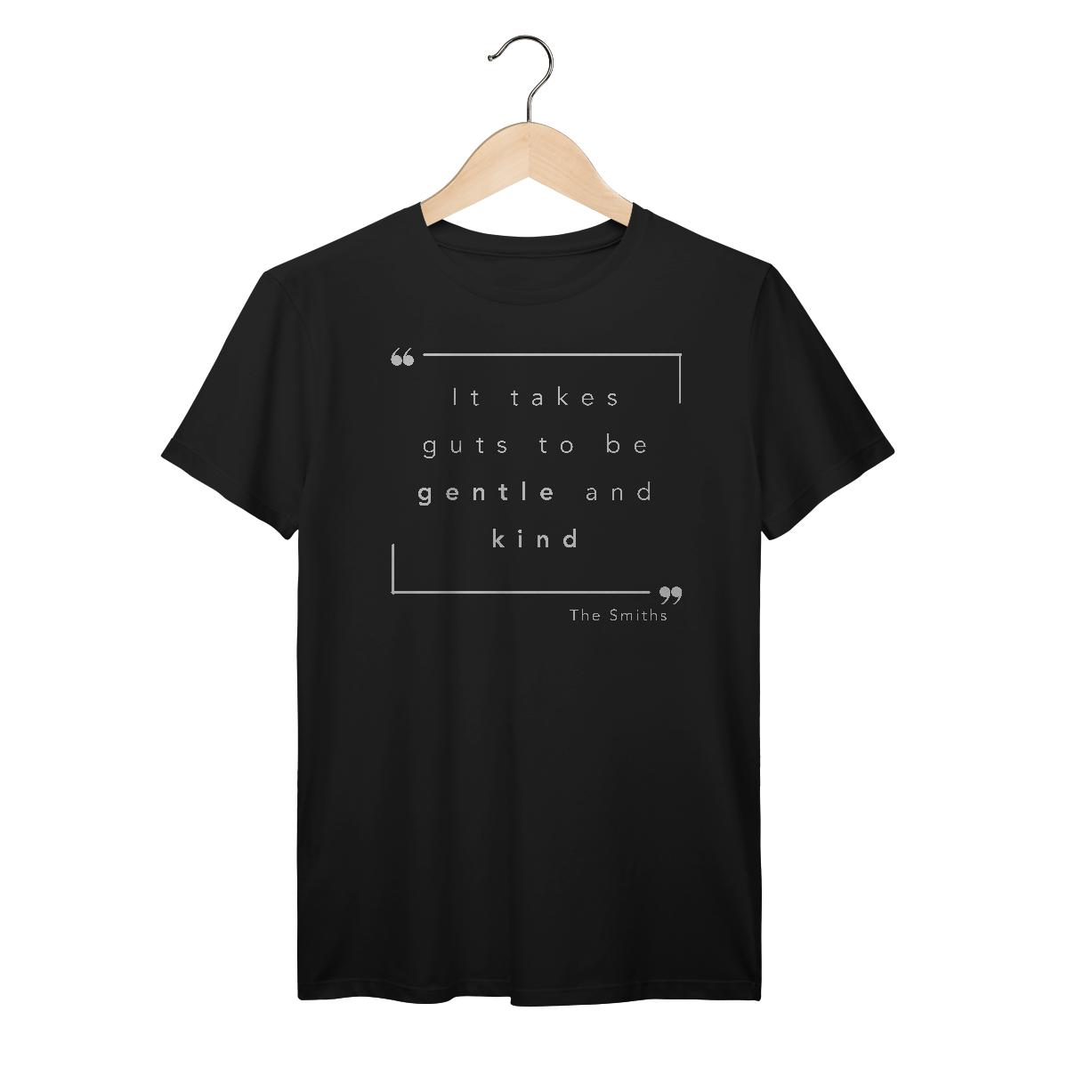 Nome do produto: Camiseta  “IT TAKES GUTS TO BE GENTLE AND KIND” The Smiths — poesia, coragem e delicadeza impressas no peito