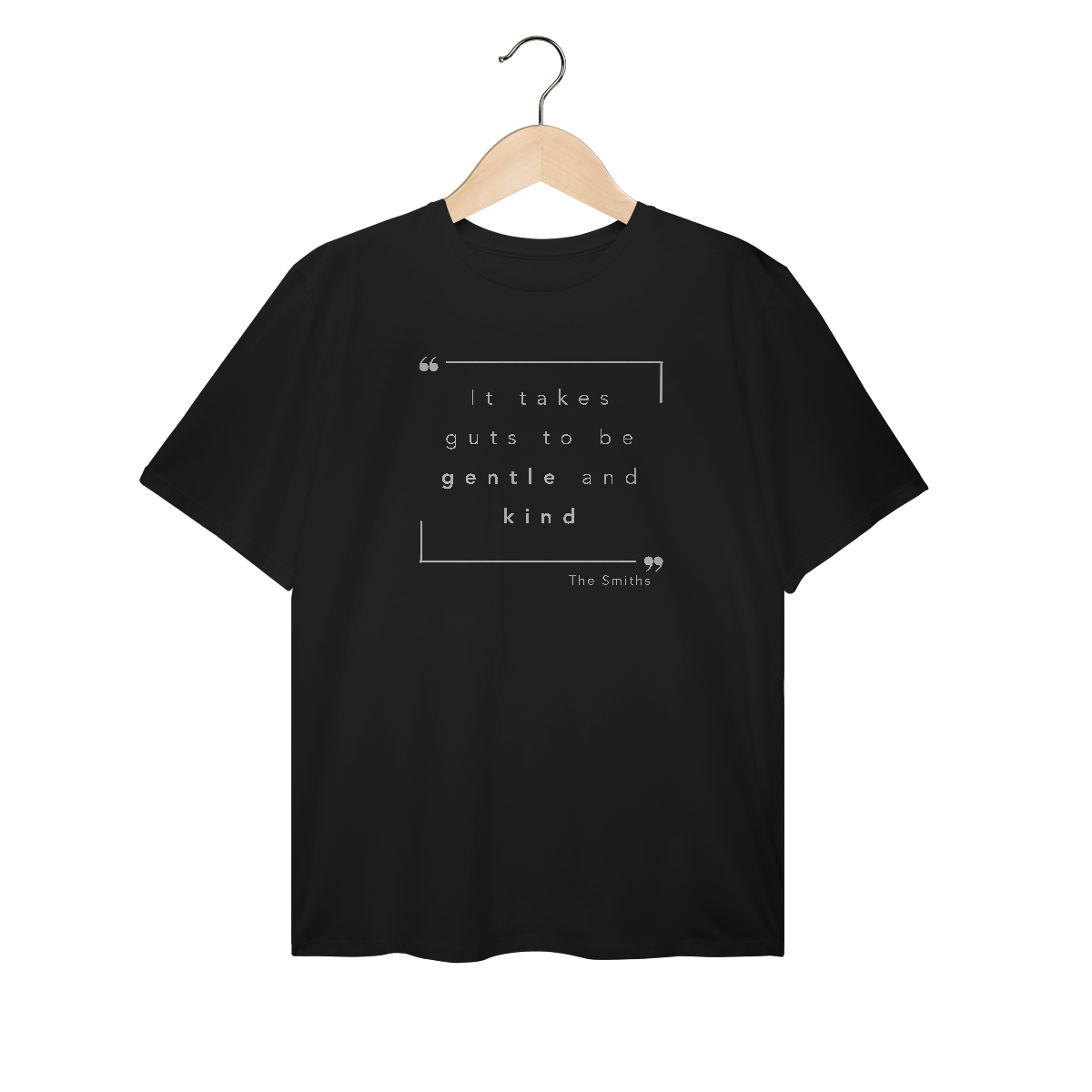 Nome do produto: Camiseta Plus size  “IT TAKES GUTS TO BE GENTLE AND KIND” The Smiths — poesia, coragem e delicadeza impressas no peito