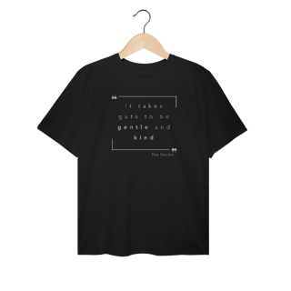 Camiseta Plus size  “IT TAKES GUTS TO BE GENTLE AND KIND” The Smiths — poesia, coragem e delicadeza impressas no peito