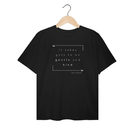 Camiseta Plus size  “IT TAKES GUTS TO BE GENTLE AND KIND” The Smiths — poesia, coragem e delicadeza impressas no peito