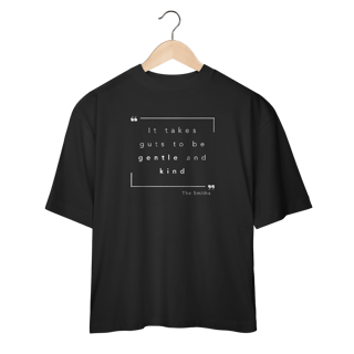 Nome do produto Camiseta Oversized “IT TAKES GUTS TO BE GENTLE AND KIND” The Smiths — poesia, coragem e delicadeza impressas no peito