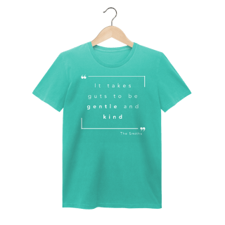 Nome do produto Camiseta Estonada “IT TAKES GUTS TO BE GENTLE AND KIND” The Smiths — poesia, coragem e delicadeza impressas no peito