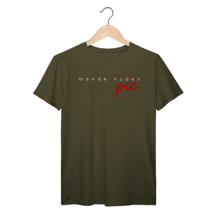 Nome do produto Camiseta engraçada com a frase “Mande Pix” — uma sátira inteligente da cultura de flerte digital. Presente criativo e divertido para solteiros, casais e namorados