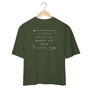 Nome do produto Camiseta Oversized “IT TAKES GUTS TO BE GENTLE AND KIND” The Smiths — poesia, coragem e delicadeza impressas no peito