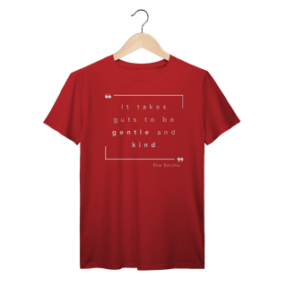 Nome do produto Camiseta  “IT TAKES GUTS TO BE GENTLE AND KIND” The Smiths — poesia, coragem e delicadeza impressas no peito