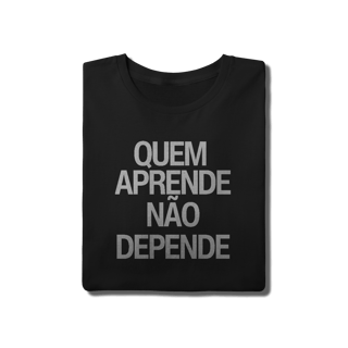Nome do produto Camiseta Unissex - QUEM APRENDE NÃO DEPENDE