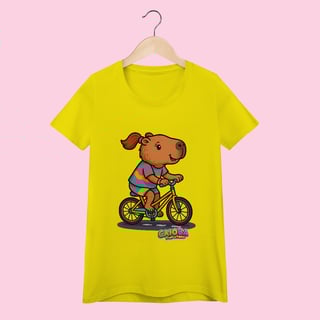 Nome do produto Camiseta Feminina Adulto Capivara Menina de Bicicleta – 100% Algodão | Coleção Reino Capivara do Caioba