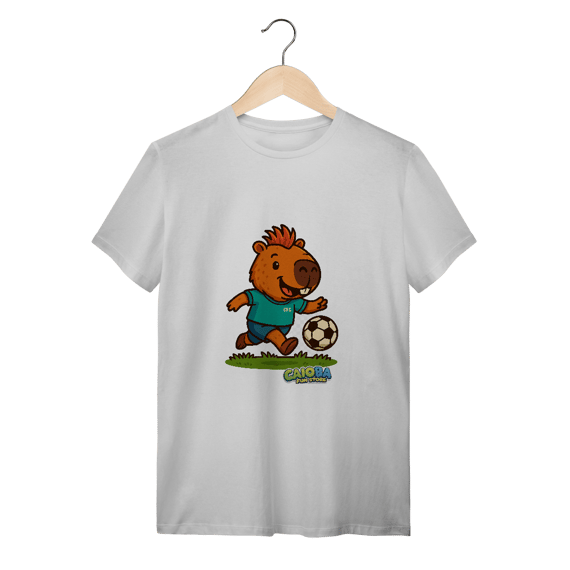 Camiseta Adulto Capivara Jogando Futebol